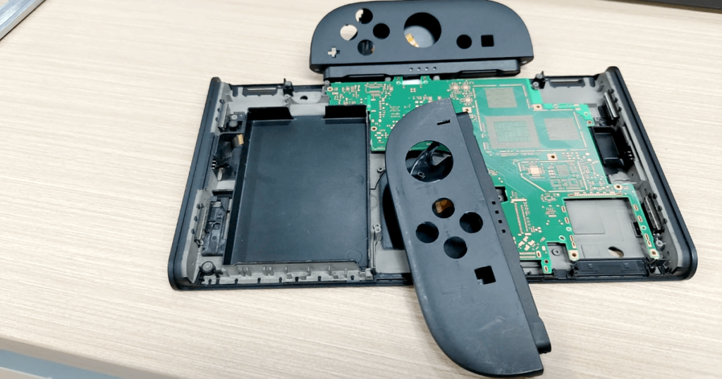 GenjiTalkGames - Nintendo Switch 2 Leak Reveals Prototype Components and Potential Performance. Leaked images show an 8-inch LCD, larger form factor, and new Joy-Con design. Speculations about the processor, memory, and battery life continue. #NintendoSwitch2 #GamingNews #Switch2Leaks