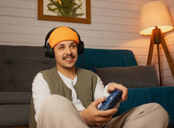 GenjiTalkGames - Microsoft updates Xbox Wireless Headset with Dolby Atmos, longer battery life & improved spatial sound. Now available for £100 or $110. On-ear controls allow quick game/chat audio balance adjustments. #XboxWirelessHeadset #GamingHeadsets #Dol