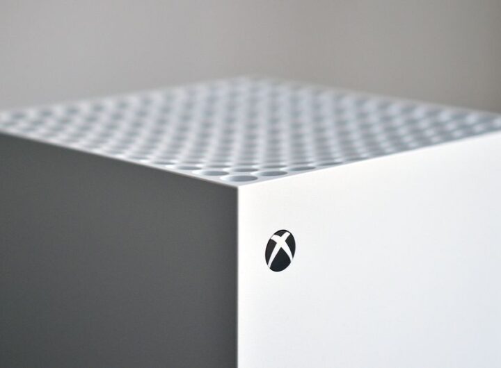 GenjiTalkGames - Microsoft releases discless Xbox Series X in white, without option to add disc drive, priced at $449.99. No internal changes confirmed yet. Xbox Series S also gets white variant. Xbox digital edition heatsink upgrade rumored. #XboxSeriesX #GamingNews #XboxDigital