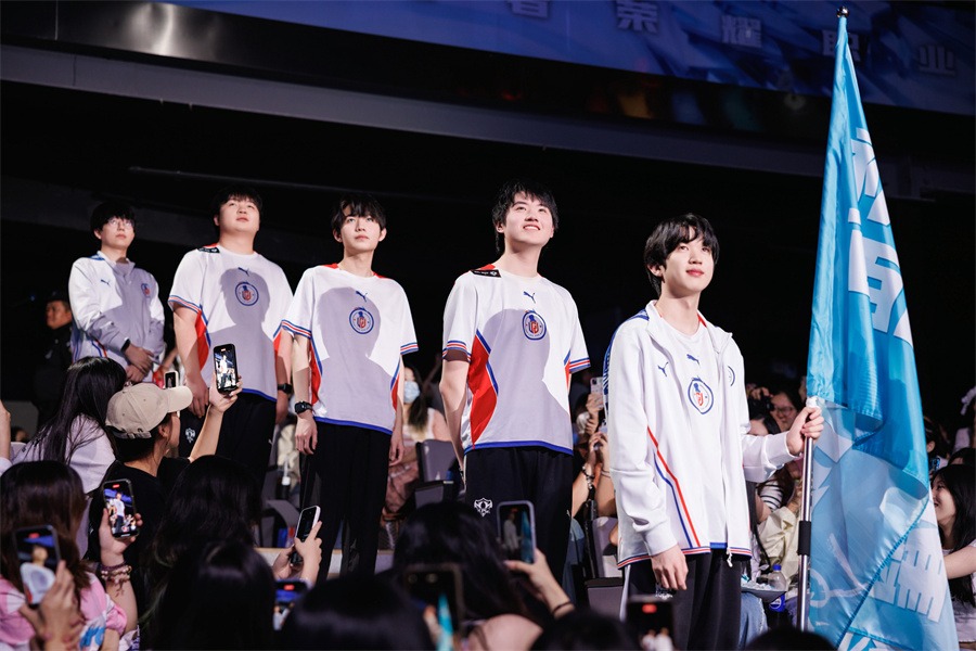 GenjiTalkGames - China's esports industry rebounds with $1.65B revenue in H1 2024, fueled by growth, gov't support & global expansion. #Esports #China #GamingIndustry