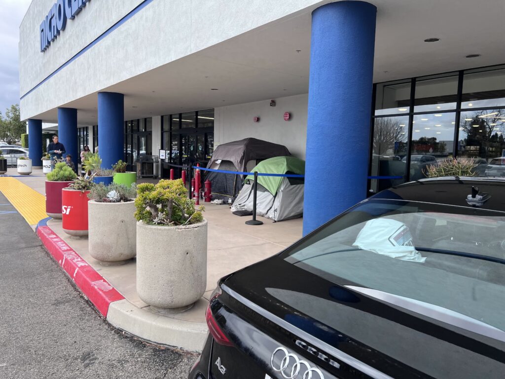 GenjiTalkGames - Gamers camp out for RTX 5090/5080 launch despite underwhelming performance improvements & high prices. Scalpers already listing cards for exorbitant prices on eBay. #RTX5090 #RTX5080 #Nvidia