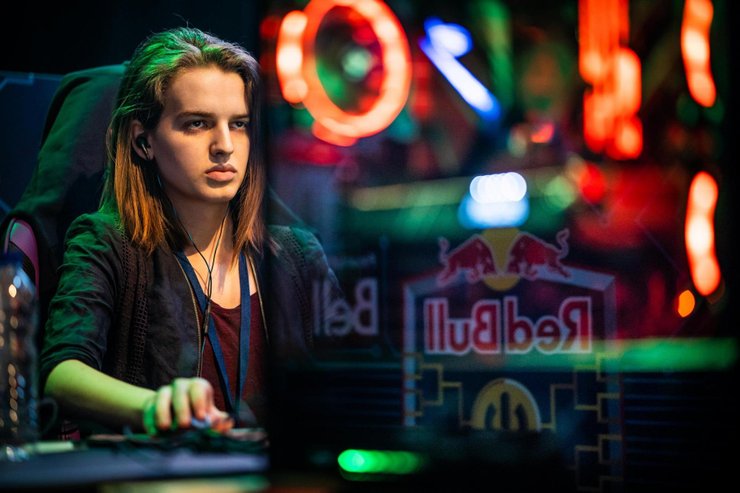 GenjiTalkGames - Kaitlin Boop, a top female CS:GO player, faced sexism & harassment despite her impressive achievements, including a 3rd place finish in ESEA MDL. Her story highlights the toxicity in esports. Support female gamers! #esports #CSGO #female